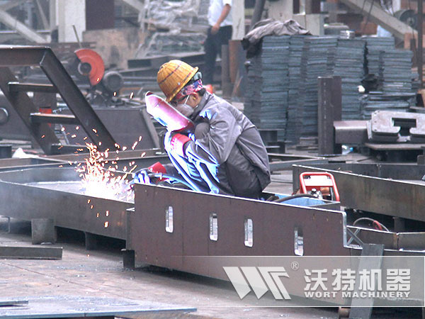 沃特技术工人正在认真焊接